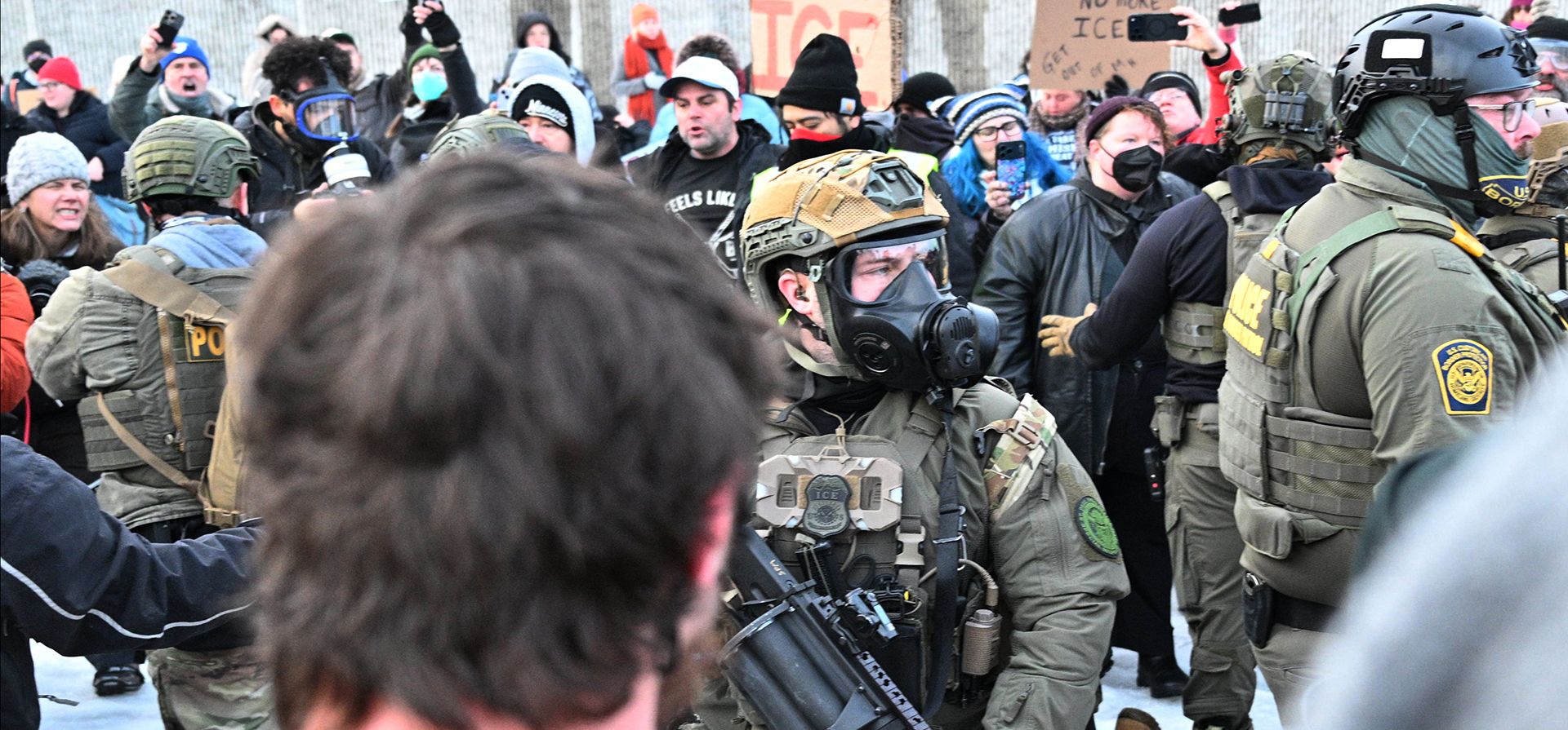 Agentes federales confrontan a manifestantes frente al Edificio Federal Bishop Henry Whipple, el jueves 8 de enero de 2026, en Minneapolis, Minnesota. (Foto AP/Tom Baker) Agentes federales confrontan a manifestantes frente al Edificio Federal Bishop Henry Whipple, el jueves 8 de enero de 2026, en Minneapolis, Minnesota. (Foto AP/Tom Baker)