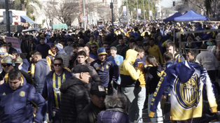 Los hinchas Canallas van llegando al Gigante a poco del inicio del clásico.
