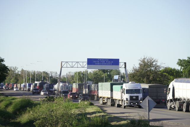 Este jueves a la tarde ya se presentaba una enorme fila de camiones en la ruta A012