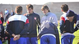 Ortiz le da instrucciones a sus jugadores en el amistoso que jugó su equipo ante Belgrano.