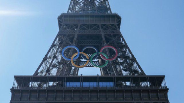 La Torre Eiffel ya luce los anillos 50 días antes de los Juegos Olímpicos de París
