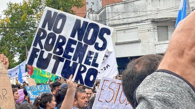 Los docentes universitarios comenzaron con la jornadas de lucha por el aumento de sueldo 