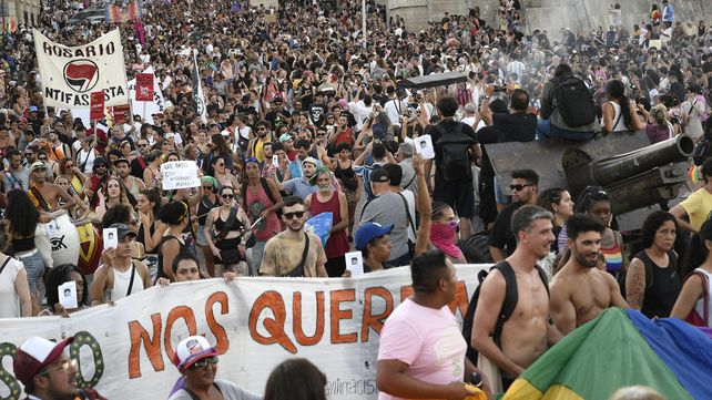 Marcha antifascista: cierre multitudinario con el Monumento a la Bandera de fondo