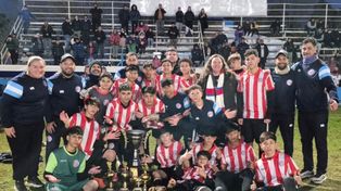 Otra vez campeón: La delegación de la Asociación Rosarina de Fútbol celebró la obtención del la Copa de Oro en Alcorta. En el 2025 se alzó con el título en Bigand