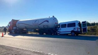 Autopista Rosario-Santa Fe: murió el conductor de una furgoneta tras chocar contra un camión