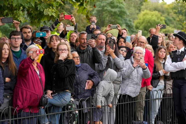 Cientos de miles de británicos se reunieron para seguir el cortejo fúnebre de Isabel II y expresarle su afecto. 