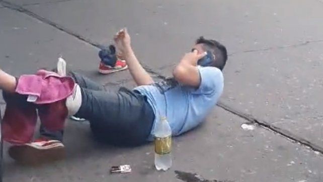 Un policía de civil que circulaba en moto con su hija resultó baleado en las piernas