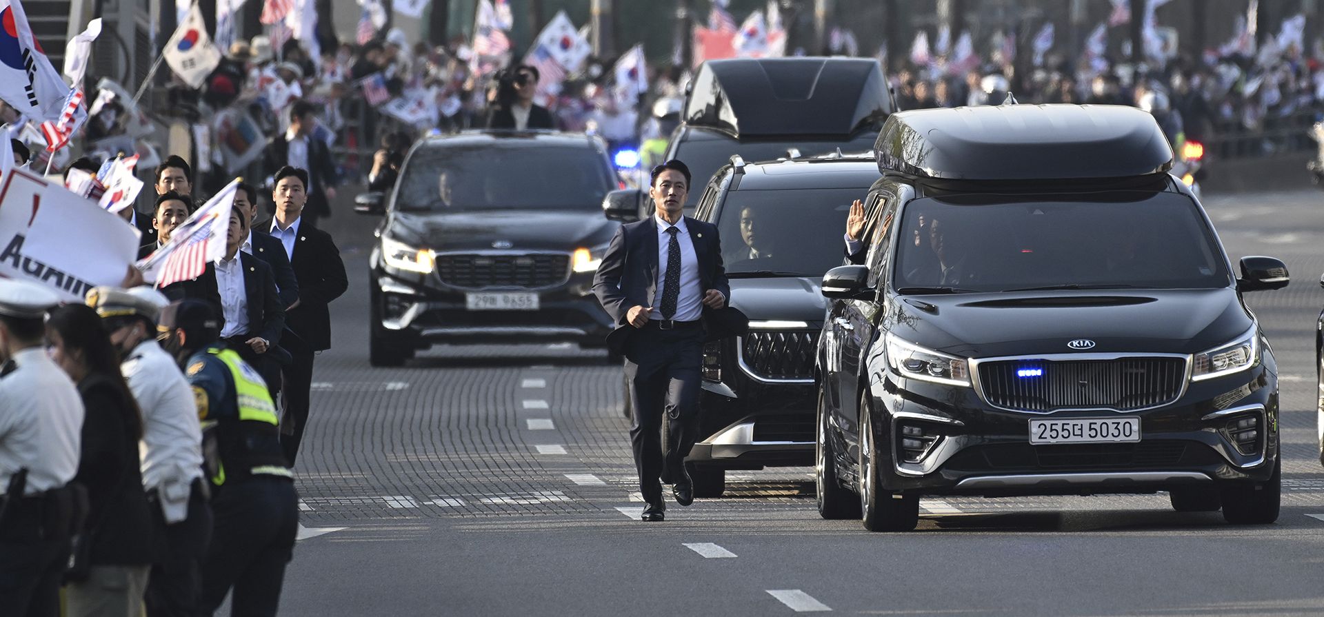 El destituido presidente de Corea del Sur, Yoon Suk Yeol, saluda a sus partidarios desde su automóvil al salir de la residencia oficial en Seúl, Corea del Sur, el viernes 11 de abril de 2025. (Jung Yeon-je /Pool Photo vía AP) El destituido presidente de Corea del Sur, Yoon Suk Yeol, saluda a sus partidarios desde su automóvil al salir de la residencia oficial en Seúl, Corea del Sur, el viernes 11 de abril de 2025. (Jung Yeon-je /Pool Photo vía AP)