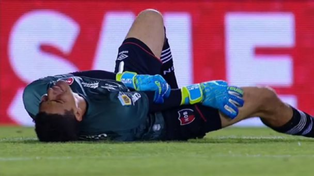 Alan Aguerre quedó dolorido, tomándose el codo derecho, luego del choque de Carlos Tevez.&nbsp;