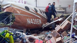 Cayó una avioneta sobre un supermercado en México: tres muertos y cuatro heridos