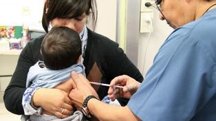 Mendoza reglamentó las denuncias por el incumplimiento de la vacunación en agosto. En el país hubo muertes de niños por tos convulsa, prevenible con la vacunación