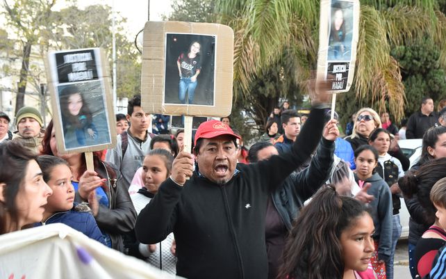 Desde que ocurrió el femicidio sucedieron numerosas marchas en la cabecera del departamento San Jerónimo para exigir a la Justicia que se ubique al o los responsables del ataque. (Fotos: Marcelo Colombo)
