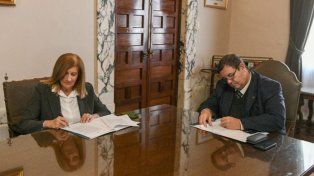 La intendenta de Paraná, Rosario Romero, rubricó un convenio con la UNL para que estudiantes realicen pasantías en el municipio