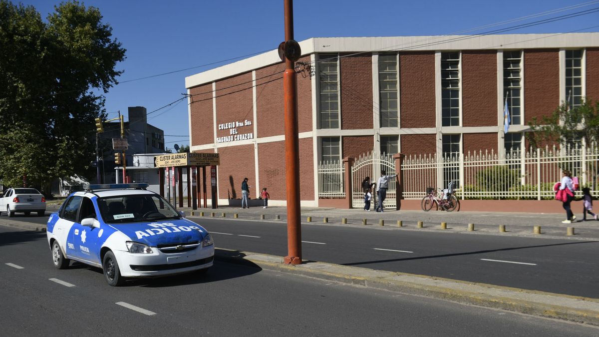 Intentaron asaltar a un chico en la puerta de la escuela y fueron detenidos