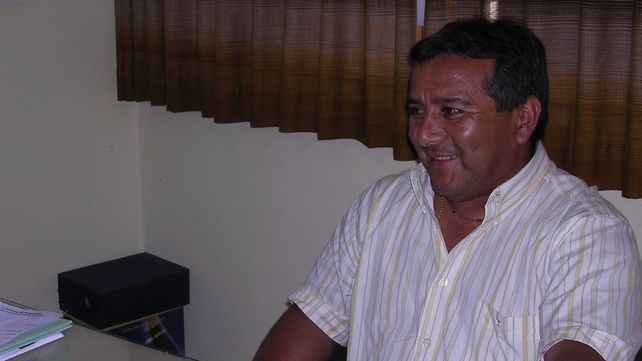 El Negro Palma en la oficina de la comuna de Ybarlucea tras ser elegido por el voto popular.