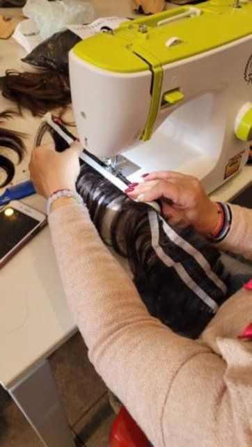 La costura del cabello se realiza con elásticos sensibles para proteger el cuero cabelludo de los pacientes.