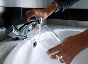 Agua: el gobierno vuelve a  la carga con la suba de tarifa