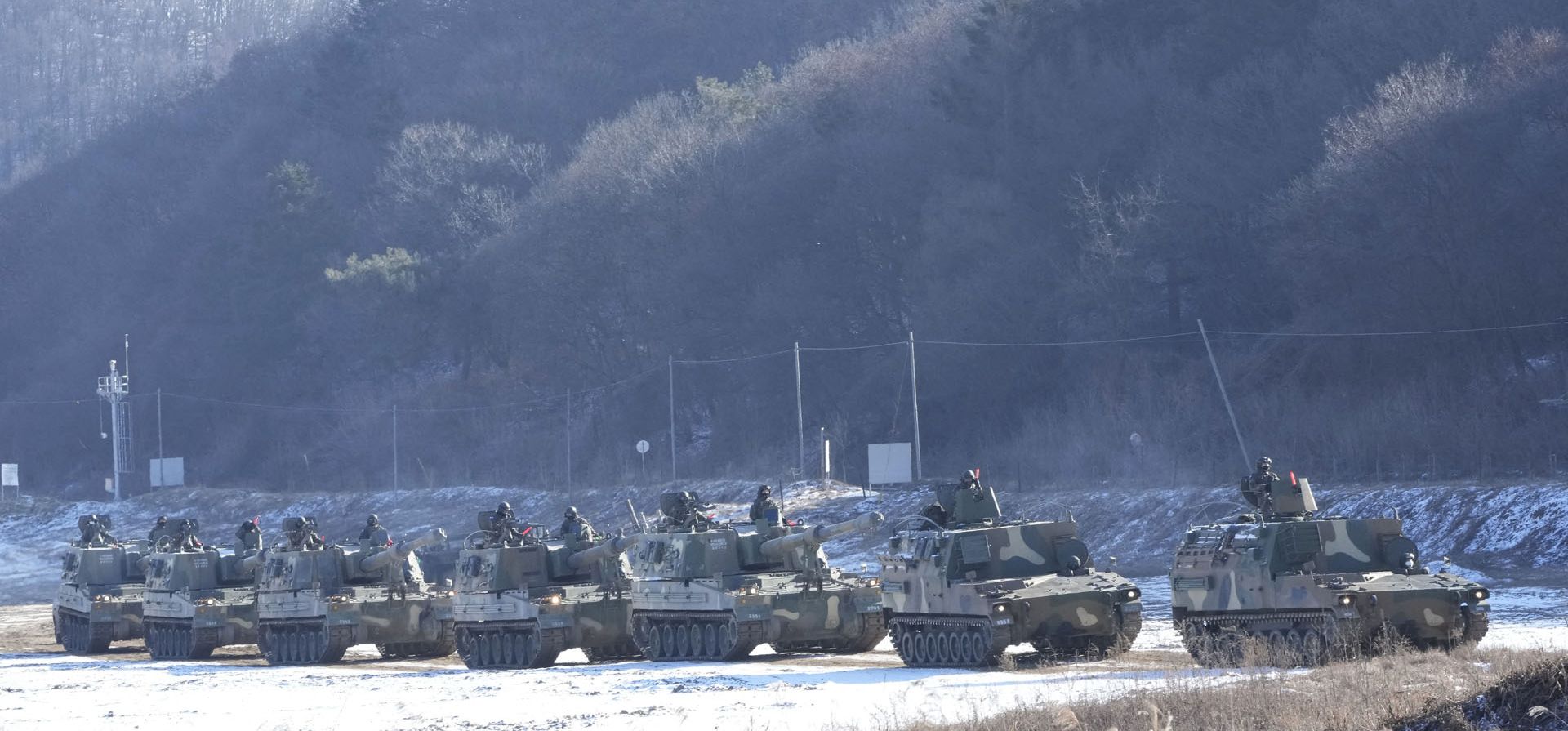 Obuses autopropulsados K-9 del ejército surcoreano transitan en Paju, cerca de la frontera con Corea del Norte, Corea del Sur, el martes 11 de enero de 2022. Corea del Norte disparó el martes lo que parecía ser un misil balístico en su mar oriental, su segundo lanzamiento en una semana, luego de los llamados del líder Kim Jong Un para expandir su programa de armas nucleares en desafío a la oposición internacional.