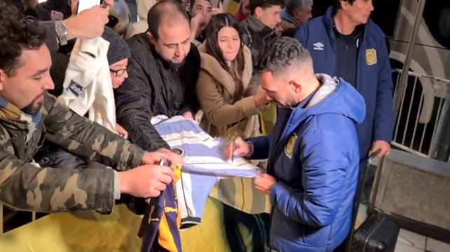 Carlos Tevez firmó autógrafos y se fotografió con algunos hinchas que esperaron la llegada del plantel a Mar del Plata. (Imagen de TV)