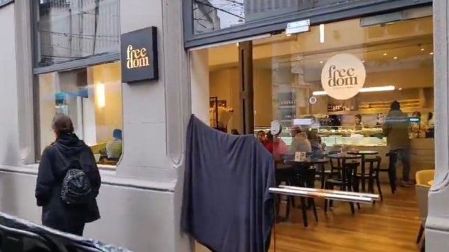 El bar de Mendoza y Alem fue apedrado dos veces en menos de seis meses.