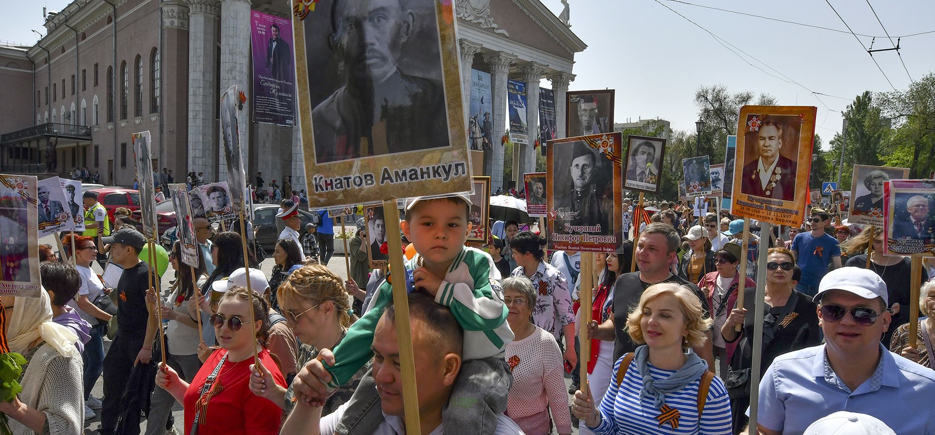 Un grupo de personas llevan retratos de familiares que lucharon en la Segunda Guerra Mundial, durante la marcha del Regimiento Inmortal en Bishkek, Kirguistán, el martes 9 de mayo de 2023, que marca el 78º aniversario del final de la Segunda Guerra Mundial. (Foto AP/Vladimir Voronin)