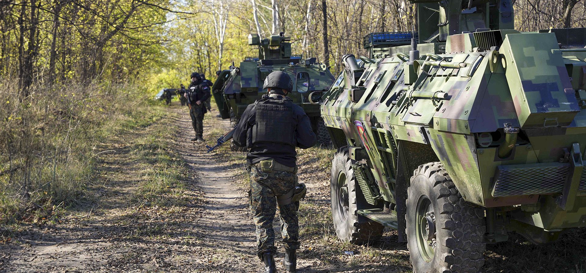 Agentes de la gendarmería serbia buscan inmigrantes en un bosque cerca de la frontera entre Serbia y Hungría, Serbia, el jueves 2 de noviembre de 2023. La policía serbia realizó siete arrestos bajo sospecha de tráfico de personas a Hungría. (Ministerio del Interior de Serbia vía AP Agentes de la gendarmería serbia buscan inmigrantes en un bosque cerca de la frontera entre Serbia y Hungría, Serbia, el jueves 2 de noviembre de 2023. La policía serbia realizó siete arrestos bajo sospecha de tráfico de personas a Hungría. (Ministerio del Interior de Serbia vía AP