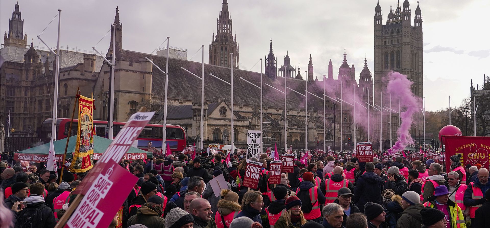 Los trabajadores de Royal Mail se reúnen en Parliament Square, mientras realizan una protesta por salarios y empleos, en Londres, el viernes 9 de diciembre de 2022. El Sindicato de Trabajadores de las Comunicaciones (CWU) ha planeado seis días de huelga por salarios. (Foto AP/Alberto Pezzali)
