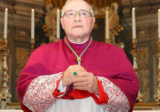 El obispo italiano le deseó un pronto final para el papa Francisco y agitó la polémica
