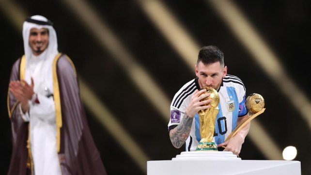 Lionel Messi se sienta a la mesa de Diego Maradona