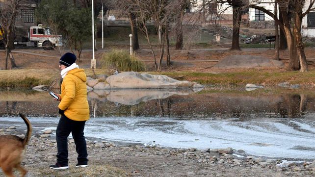 Las bajas temperaturas congelaron el río de Santa Rosa de Calamuchita