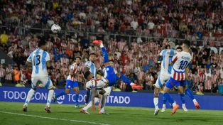 Antonio Sanabria define de chilena para marcar un golazo en el empate parcial ante Argentina.