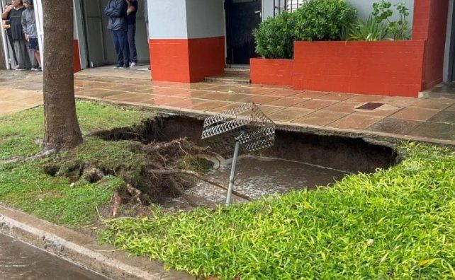Alerta en barrio General Alvear: un socavón gigante se tragó la vereda y amenaza una casa