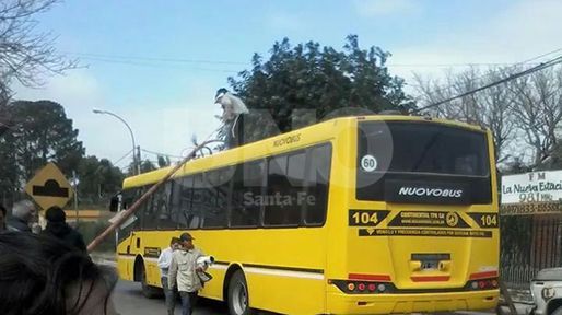 Un poste de luz cayó sobre un colectivo de la línea 2 en Rincón