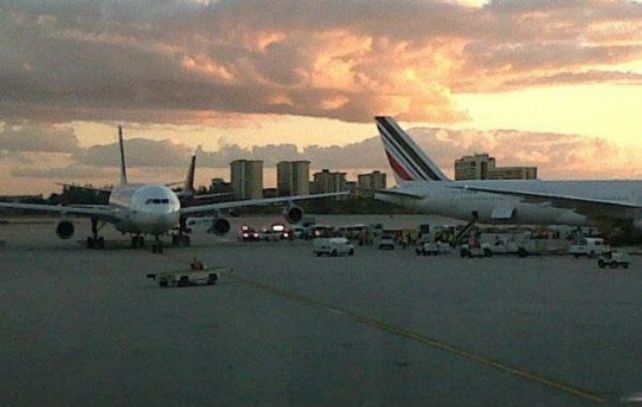 Fuera de servicio. El avión argentino (izquierda) y el francés debieron quedar anoche en tierra por las averías.