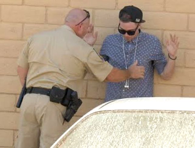 El agente no pudo encontrarle la droga al joven mago.