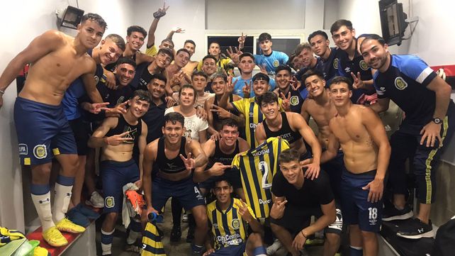 Ganó el clásico. El plantel de Rosario Central celebra el importante triunfo ante Newells 2-1&nbsp;