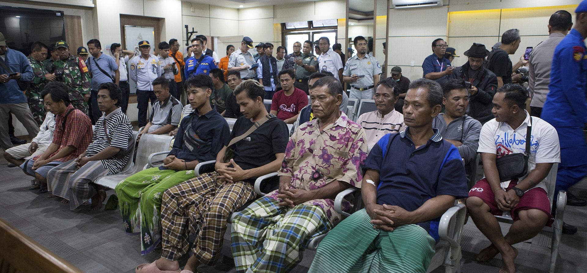 Los sobrevivientes rescatados tras el hundimiento de un ferry esperan ser examinados por médicos en Gilimanuk, en la isla de Bali, Indonesia, el 3 de julio de 2025. (Foto AP/Firdia Lisnawati) Los sobrevivientes rescatados tras el hundimiento de un ferry esperan ser examinados por médicos en Gilimanuk, en la isla de Bali, Indonesia, el 3 de julio de 2025. (Foto AP/Firdia Lisnawati)