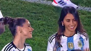 ¿Qué le dijo Antonela Roccuzzo a Tini Stoessel durante los festejos de la Selección Argentina en el Monumental?: Este es tu lugar, en la cancha