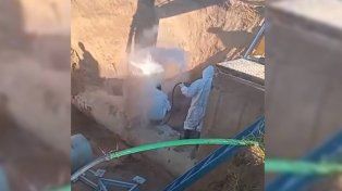 Trabajos en caño de agua: explosión en Paraná sorprendió a empleados municipales