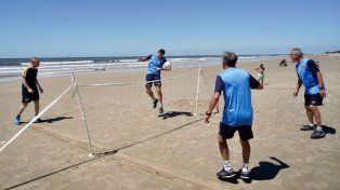 Ubeda impacta fuerte de cabeza, buscando ganar el punto. Galloni y Quiroga defienden con uñas y dientes.