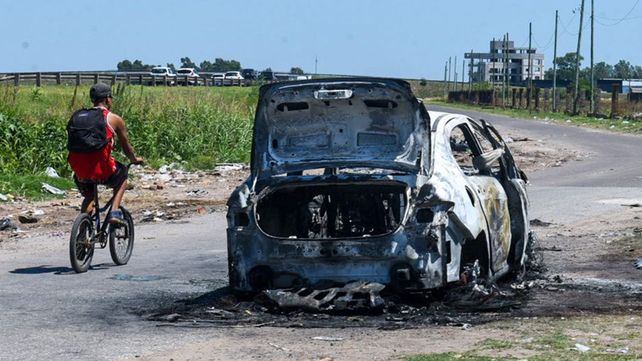 Investigan si un auto que apareció calcinado fue usado en la balacera fatal contra una sala velatoria