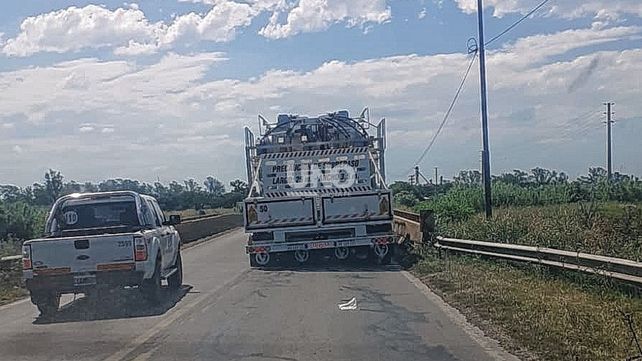 Así trasladan el nuevo transformador a la ciudad de Santa Fe desde la localidad de Ibarlucea.&nbsp;