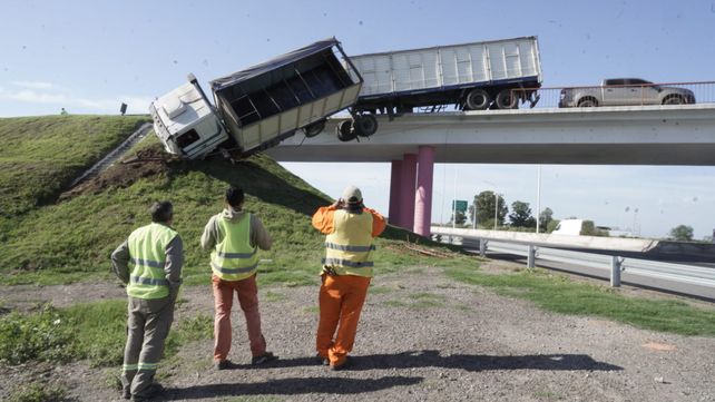 El vehículo estuvo a punto de caer sobre la autopista Rosario-Santa Fe.