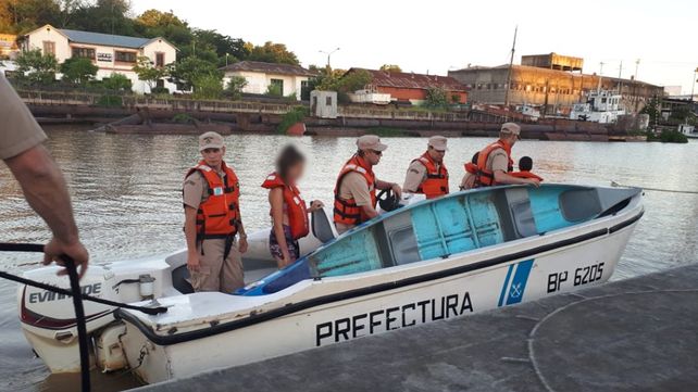 Prefectura rescató a tres jóvenes cuya embarcación se dio vuelta en el río Paraná