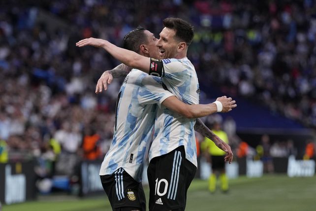 Angel Di María acaba de convertirel segundo gol argentino y Lionel Messi es el primero en saludarlo.El fútbol rosarino en su máxima expresión en Wembley.