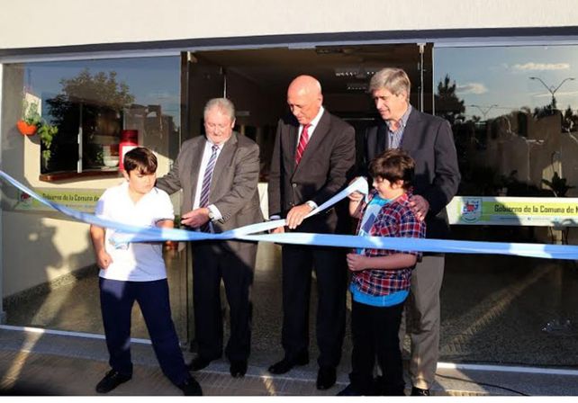 Ceremonia. El tradicional corte de cintas en la reinauguración del edificio comunal / Foto: Gentileza Gobierno de la Provincia de Santa Fe