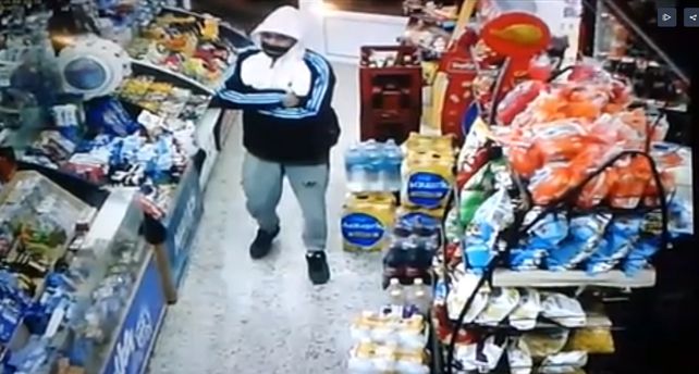 Grabado. Uno de los ladrones fue registrado por la cámara de seguridad del comercio y será una prueba fundamental en la causa.&nbsp;
