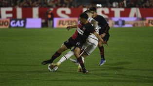 Iván Gómez trata de quitarle el balón a un rival y Juan Sforza ya está encima. Los volantes de Newells no dan tregua. &nbsp;
