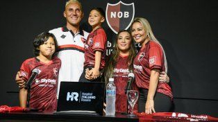 Keylor Navas con su familia en el predio de Newells de Bella Vista.