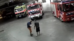 Video: un bombero le salvó la vida a una beba con una veloz maniobra